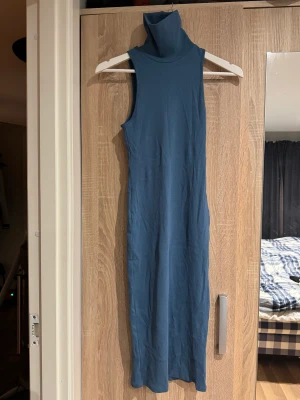 Klänning med polokrage - Så snygg klänning med polokrage från zara! Aldrig snvänd! 