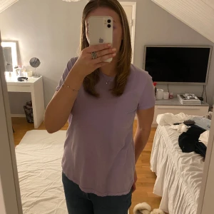lila t-shirt - säljer denna lavendelfärgade t-shirten💞 den är varsamt använd och är därmed i bra skick