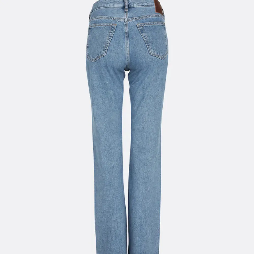 Säljer dessa jeans från bikbok, storlek w27l32, passar mig som är 170 och brukar ha s ungefär💓 bara använda en gång, jeansen är low/midwaist, köpta för 700kr. Jeans & Byxor.