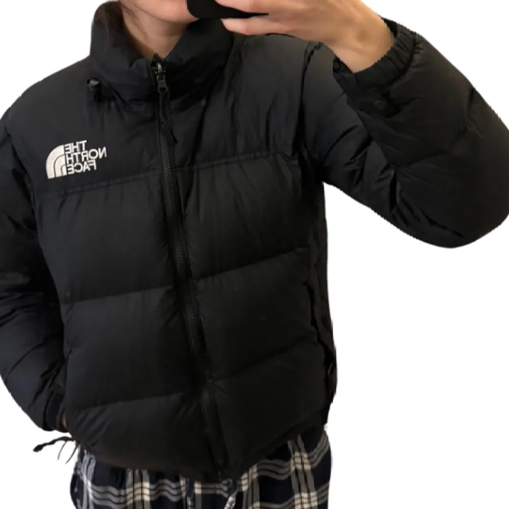 Den klassiska northface jackan som jag knappt fick någon användning för så i nyskick!! Org pris 3695kr, superbra fickor och den perfekta varma dunjackan🫶🏻 skriv för frågor❤️. Jackor.