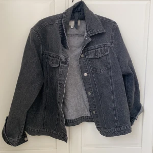 Jeansjacka - Super snygg grå/svart jeansjacka från Carin Wester!! Sitter fint lite oversized på mig som är en 36!!💘