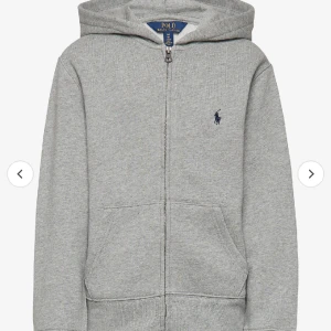Ralph Lauren Hoodie barn - Fin Ralph Lauren Hoodie använt skick Storlek M kille, passar ca 146/152  Passar runt om på mig men ärmarna är för korta på mig som är 160. 