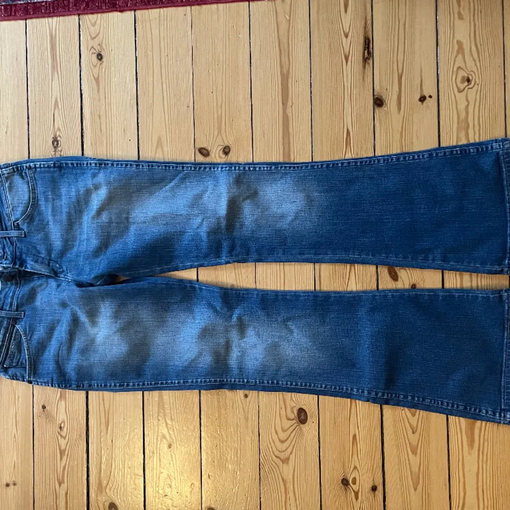 Lågmidjade jeans från wrangler i superbra skick! De är stretchiga och bootcut Midjemått: 82cm Innerbenslängd: 81cm FRI FRAKT❗️ (Använder inte köp nu funktionen så skriv om du vill köpa). Jeans & Byxor.