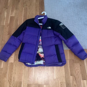 The North face jacka  - Här är den populära The North Face jackan till salu som är i nyskick och i storlek M.   Ordinarie pris: 3099kr