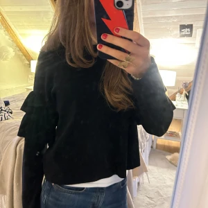 söt tröja - säljer den här söta tröjan med volanger på armarna! är i nyskick stl S!💞