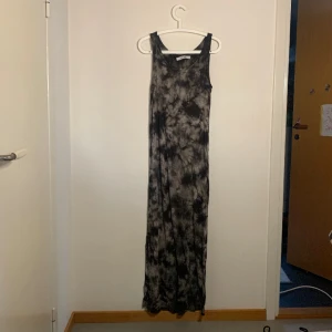 Längkläning  - Rak långklänning med svart och grå batik. Är från culture.