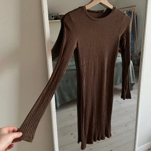 Klänning från NAKD - (Bild 3 tagen från en instagramstoy, enda gången klänningen blivit använd) Brun klänning från NAKD i storlek XXS men som är i väldigt stretchigt material med tanke på att jag vanligtvis är en S Går nedanför mina knän som är 160cm Köparen står för frakt