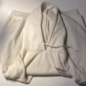 Hoodie  - Vit hoodie med tryck från Shein. Köpt ett år sedan, använd flera gånger. Storlek XL men har en mindre passform så man skulle kunna säga M/L också. 