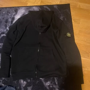 Stone island zip hoodie - Rep. Stone island zip hoodie, använd en gång säljer då jag behöver pengar