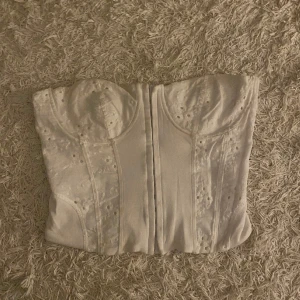 Korsett från Zara - Fin korsett från Zara! Använd ett par gånger så skicket är helt okej!