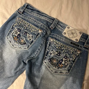 Miss Me Jeans - Säljer nu dessa supersnygga Miss me jeansen då de tyvärr var förstora i midjan💫 Straight/ skinny modell och i fint begagnat skick💞 479kr +frakt, finns annars att hämta på Ekerö🫶🏼 Postar inom 24 timmar efter köp!