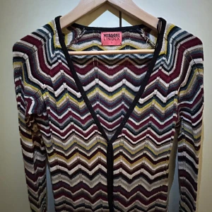 Missoni x Lindex topp - Jättesnygg festlig topp/kofta från Missoni x Lindex som är glittrig och passar till fest eller middag🍸🥳Säljer pga att den tyvärr inte kommer till användning längre, använd fåtal gånger och i nyskick!!❣️❣️