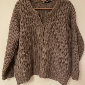 Stickad tröja - Jättefin, lila/brun, skitmysig stickad tröja från Filippa k i bra kvalite