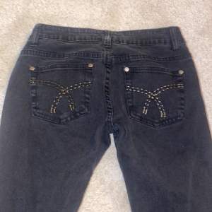 Fina svarta jeans med detaljer. Midjemått= 34cm rakt över innerbenslängden= 76cm 