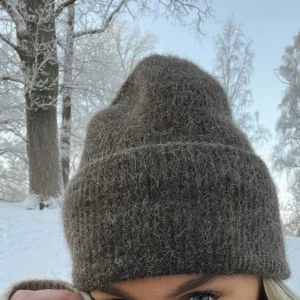 STICKAD MÖSSA - Helt nya🤍Så mysiga och sköna nu under vintern, de sticks inte. Finns kvar i: rosa, marinblå och taupe  Material: 75% angora 25% akryl.