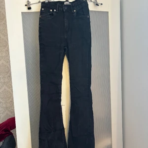 Gråsvarta bootcut jeans - Säljer dessa svartgråa bootcut jeans från lager 157🤩 nypris runt 450kr💞
