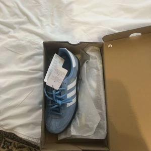 Adidas Skor Ljusblåa - Säljer dessa snygga adidas Spezial skorna då dom är i fel storlek. Dom är aldrig använda och riktigt snygga nu till sommaren. De är i storlek 40. 