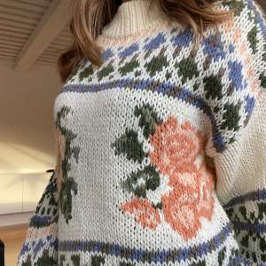 Jättemysig stickad tröja med blomster mönster :) väldigt tjock och perfekt nu till vintern! Knappt använd och säljer då den är lite stor på mig💋 bara att höra av sig med frågor!