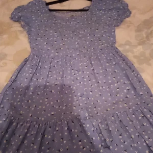 Blå klänning - Har bara haft på mig 3 gånger men nu är den för liten för mig. Köpte den i Lindex o den kostade 399 men ska sälja den 250 med leverans men om vi ska mötas (bor i Borås) kostar den 200 kr. 