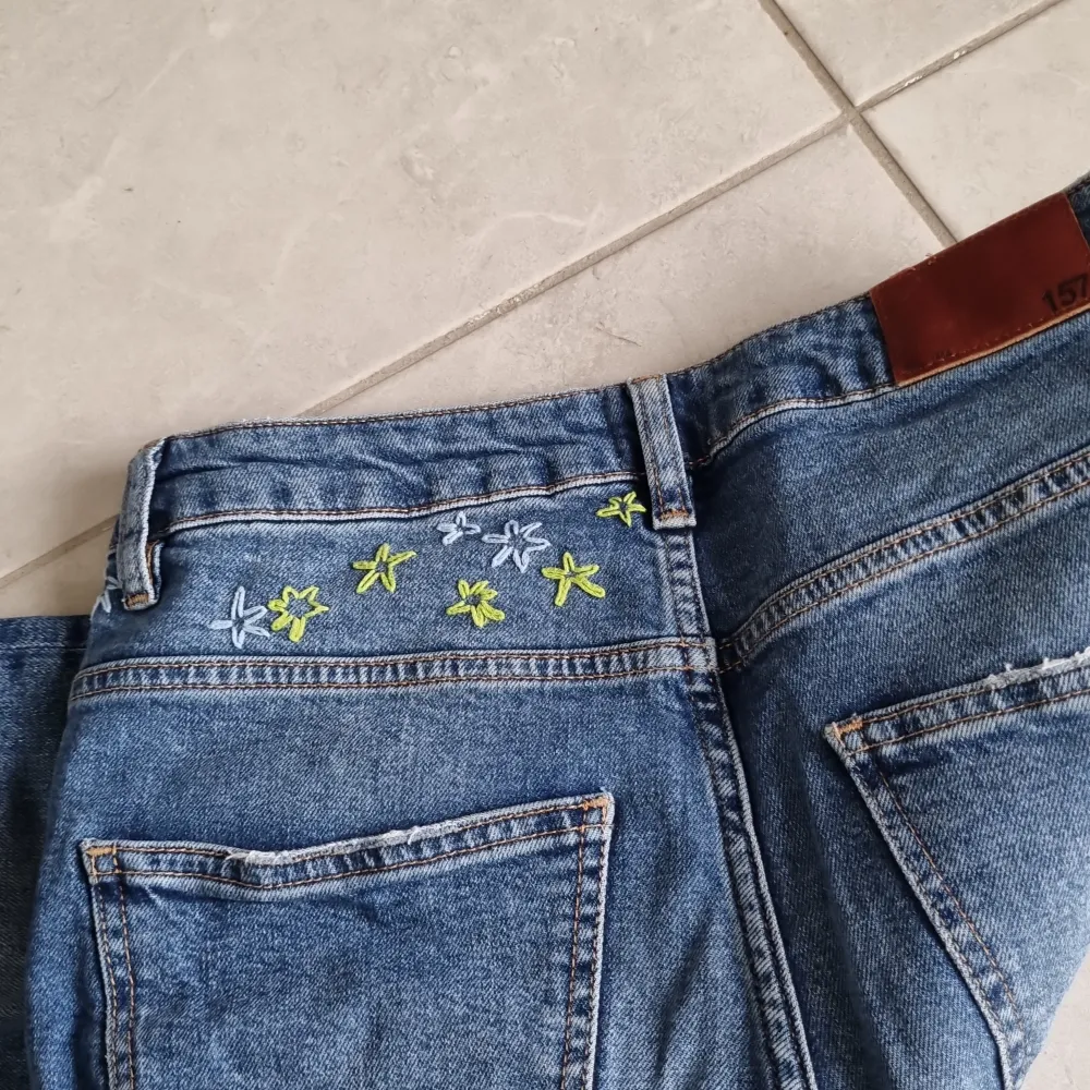 Ett par sköna och snygga jeans men litet handgjort broderi (Se bild 3) på baksidan. Inga skador eller fläckar. Använt okej mycket men blev sedan för små för mig.. Jeans & Byxor.