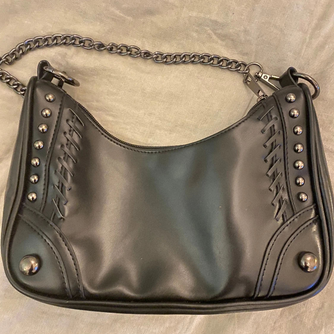 Handväska med nitar 