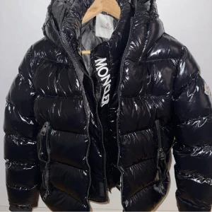 MONCLER jacka - Säljer min moncler jacka storlek S/M.  köpt april 2023, Passade inte som jag trodde och var ej riktigt min stil, aldrig använd och i nyskick. (QR kod finns) 
