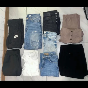 Byxor mjukis kostym jeans  - Säljer jeans, mjukis, kostymbyxor osv! Det bruna är ett set! Sista bilden visar de svarta kostymbyxorna lite tydligare då de inte syns på bild. Priser är mellan 90-200 på flesta. Nike byxor kostar 500kr & vita jeans kostar 50kr. Finns mer byxor! 
