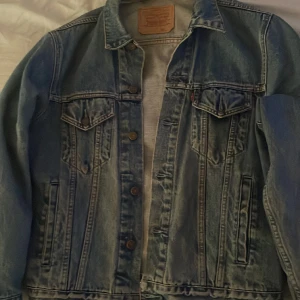 Retro Levis Jeans Jacka - Jag säljer min jeans jacka från Levis som jag ärvt av min farsa som han hade i sin ungdom, perfekt sommar vår jacka som jag själv tycker är riktigt snygg. Skriv vid fler frågor eller bilder!