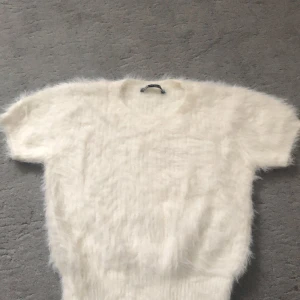 Stickad t-shirt - Säljer en jätte fin stickad t-shirt från zara. Den är väldigt mysig att ha på sig. Priset är såklart diskuterbart och det är bara att skriva vid frågor eller fler bilder. 💕