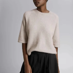 Other stories tröja - Säljer denna populära stickade tröjan från other stories. Använd några få gånger. Köpt för ca 700 ny. Säljer för 500 ❤️xs/S