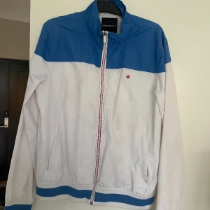 BJÖRN BORG VINDJACKA  - Super fin tunn jacka från björn borg. Perfekt till sommaren! I fint skick! Passar som en M
