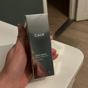 Caia Dewy Drops - Säljer min dewy drops från CAIA. Endast PROVAT en gång men såg direkt att det var fel nyans för mig. Supertråkigt, så den skräpar bara i lådan här hemma. Hoppas nån annan kan få användning av den. Fräsch, som ny förpackning! ✨