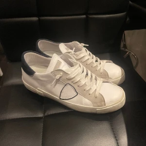 Phillipe model skor - Skick 9/10 Storlek 42 Box, tags mm tillkommer Pris 2399kr 