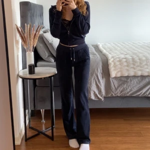 Juicy byxor - Marinblåa Juicy byxor i storlek XS. Använda fåtal gånger