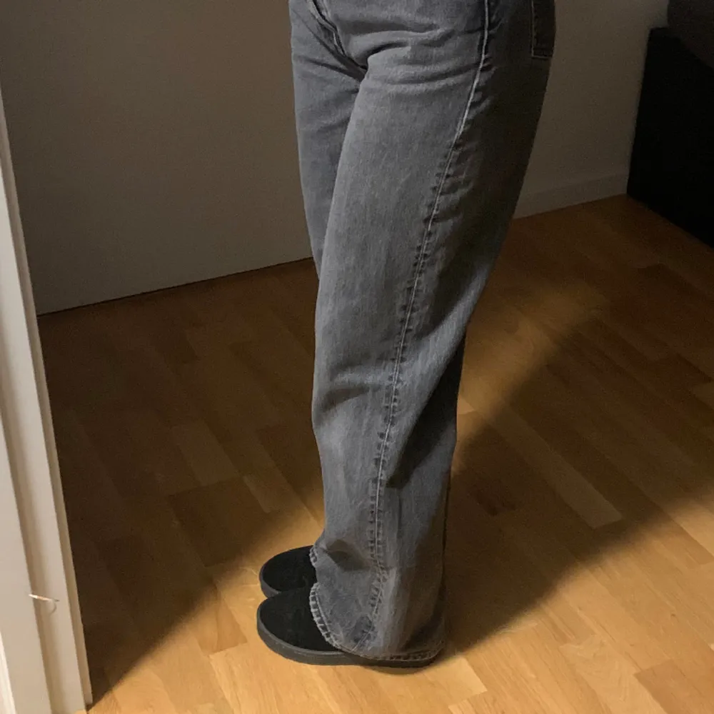Nästan som nya , har bara en slitning mellan benen men inte sönder! Syns inte när man har den på+ fri frakt . Jeans & Byxor.
