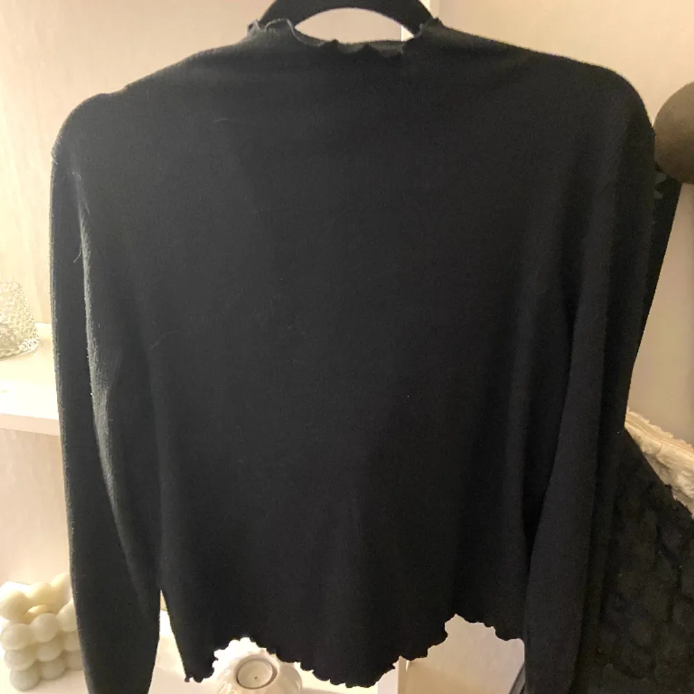 Säljer denna fina svarta polotröja i storlek L som jag använt flitigt, älskar mönstret och detaljerna! Skulle säga att tröjan är som en M mer. Säljer även en ljusblå likadan som kan säljas tillsammans med denna för 50 kronor 🖤. Tröjor & Koftor.