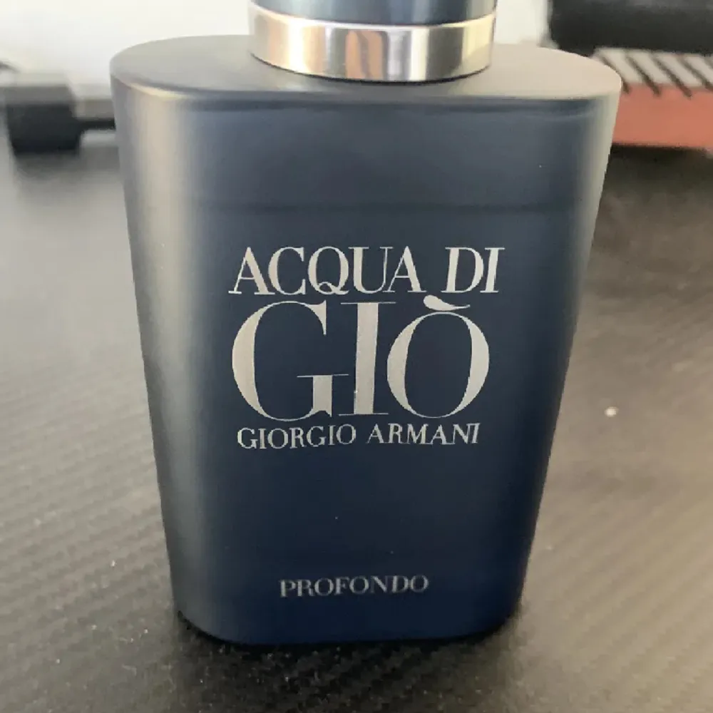 Säljer min acqua di gio parfym då den ej används längre, 75ml orginal pris 1199:- ca 15% använd. . Accessoarer.