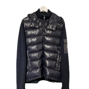 Moncler Cradigan  - Moncler Maglione Tricot Cardigan  Skick: 9/10 - fint skick  Färg: Navy   Självklart äkta, köpt från välkänd återförsäljare. 
