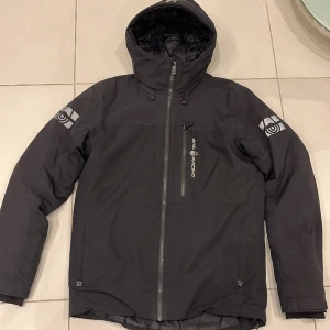 Sail racing jacka - Säljer denna sail racing jacka i mycket bra skick, Storlek S, vid fundering är det bara att skriva. pris går att diskutera vid snabb affär 