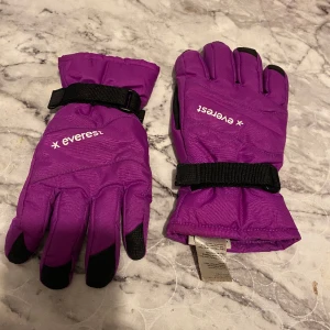 Vinter vantar - Storlek: 12-14YRS | 158-164 Jättevarma vantar du kan ha på dig när du är ute i snön! 