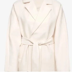 Kappa  - säljer min vita kappa då den endast kommit till användning en gång. Likande på bilden fast knappar! Privata bilder går att få☺️