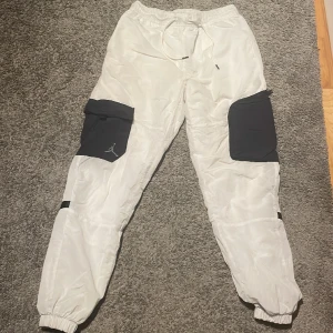 Nike jordan byxor  - Nike jordan byxor i nylon. Välanvända med bra skick. 