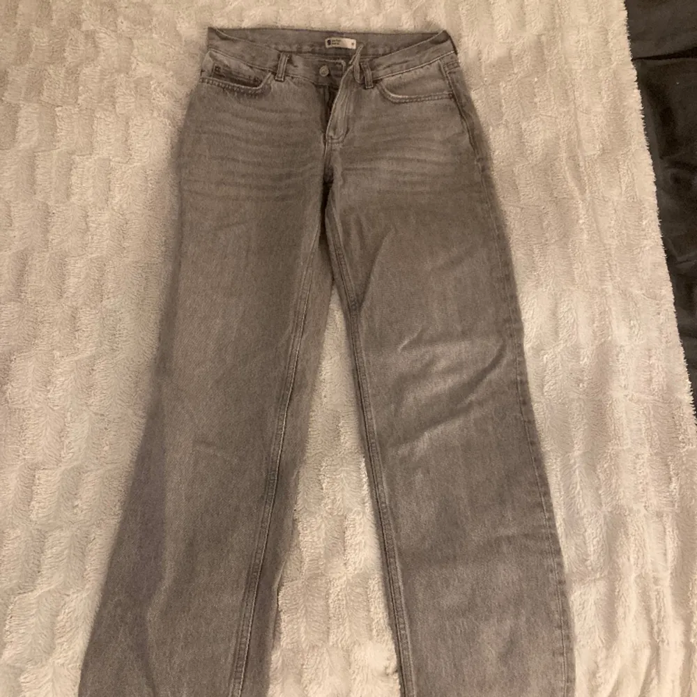 Säljer mina supersnygga Lågmidjade gråa straight jeans från gina tricot då de inte passar mig längre. Knappt använda, Hör av er för mer bilder🥰. Jeans & Byxor.