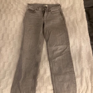 Gråa jeans! - Säljer mina supersnygga Lågmidjade gråa straight jeans från gina tricot då de inte passar mig längre. Knappt använda, Hör av er för mer bilder🥰