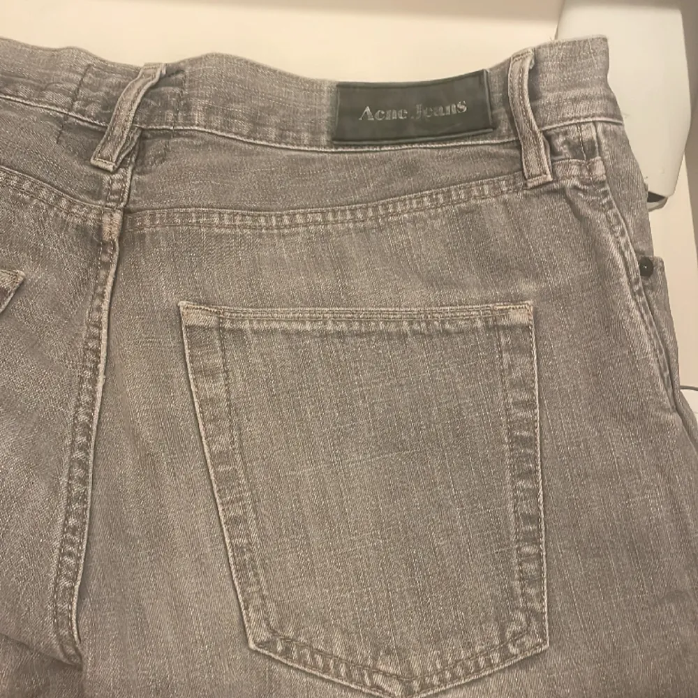 Snygga acnejeans i smalare passform i storlek 32/34 Material: bomull . Jeans & Byxor.