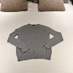 Gant tröja stickad◻️ - Skicket på denna fina gant tröja är 10/10! Den ör riktigt stilren och funkar med nästan allt. Köpt i höstas med blev bara liggandes i garderoben. Den är väldigt skön och mjuk och är av hög kvalitet! Så om du ör sugen på en mysig tröja så köp denna!👕