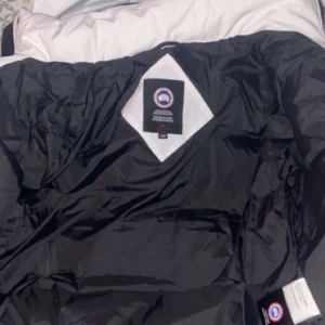 Vit wyndham canda goose jacka.  - En canda goose vit jacka som är i ett bra skick, varm. Säljer den pågrund av att den är lite för står på mig. Priset kan diskuteras 