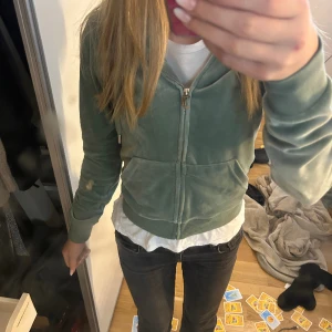 Juicy couture kofta - Säljer min juicy kofta i den gröna färgen. ( färgen säljs inte längre) Aldrig använd  storlek xs
