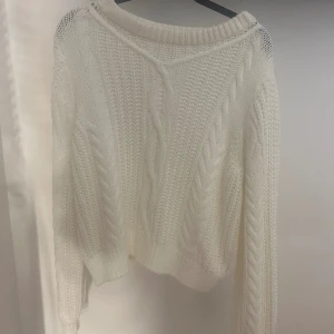 Vit stickad tröja  - Säljer nu min vita stickade tröja som nästan är oanvänd. Har ej fått någon användning av den. Passar till allt😍💗 Storlek S.  
