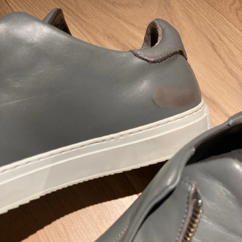 ursöta skor från arigato. notera: det finns missfärgningar på insidan av skorna, med detta syns sällan vid användning. finns även en liten repa på högra skons framsida. i och med detta är priset självfallet diskuterbart! älskar dessa men de är för stora. Skor.